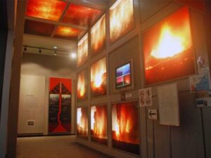 火山博物館の山田先生の指導の下、博物館見学とホテル学習室で火山実験。
