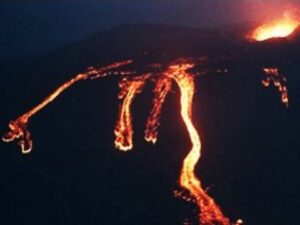 1986年11月15日に噴火した三原山の様子