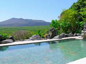宿泊先の大島温泉ホテルは、木々に覆われた閑静な場所。温泉も素敵ですが、目の前に三原山を一望できる眺望は絶景。