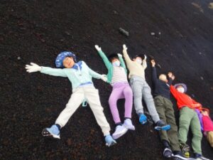 みんなで寝転びたくなりました。黒いので結構暖かいです。ここは夏は辛いかもしれません。