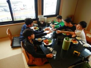 最終日、帰る前のお昼です。お水で乾杯！お疲れさま。