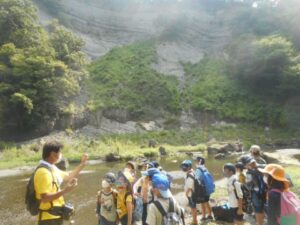 約1500万年前の地層「ようばけ」を訪問。大きさを確かめてみよう！