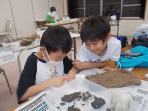 作製した化石標本はお持ち帰り。