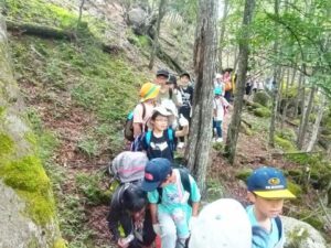ガーネットを見つけるため山奥まで