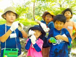 採った虫を仲間と交換