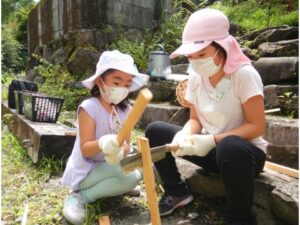 自分の力で火起こしに挑戦！薪割りから始めます。