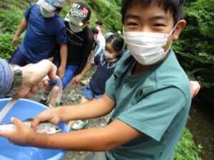 食材の調達も自給自足。川で魚の手づかみに挑戦！