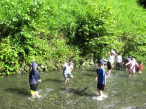 みんなで水をかけあったり流れに乗ってみたり…。暑い夏に最高！