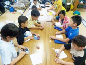 チームで骨組み、浮き材の配置などの設計