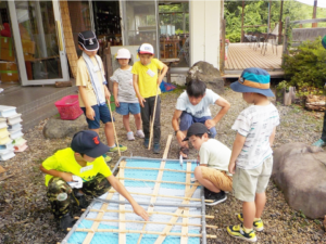 塩ビパイプと竹で骨組み作り
