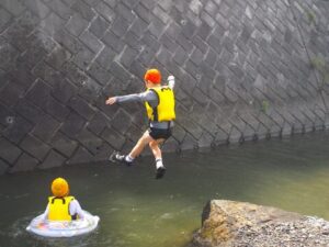 飛び込み台からジャンプ