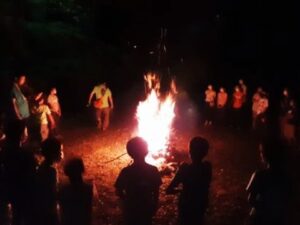 キャンプファイヤーで仲間と一緒に想い出を作ろう！