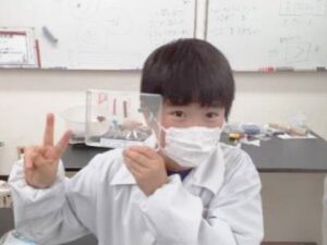 海岸の砂から見つけ出したプラスチック
