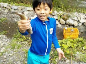 川で魚の手づかみ