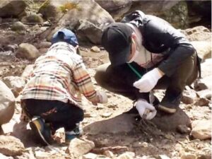 親子でクリスタル（水晶）採集に挑戦！たくさん拾い集めよう！