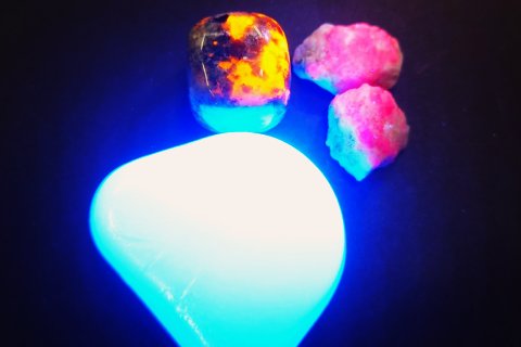 オリジナル蛍光鉱物作り