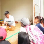 花火玉を仕込むところを実演してくれます