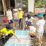設計図ができたら塩ビパイプと竹で骨組み作り。 塩ビパイプと竹で骨組み作り