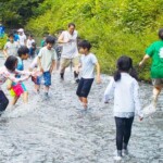みんなで水をかけあったり流れに乗ってみたり…。暑い夏に最高! 川遊び