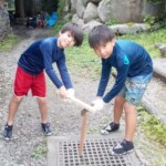 自分の力で火起こしに挑戦!薪割りから始めます。 薪割り