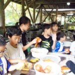 洗ったり、切ったり、片付けたり、みんなで協力して行います。 みんなで調理
