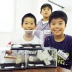 クリスタルを観察しワークシートにまとめます。標本はお土産に。 クリスタルを観察しワークシートにまとめます。標本はお土産に。